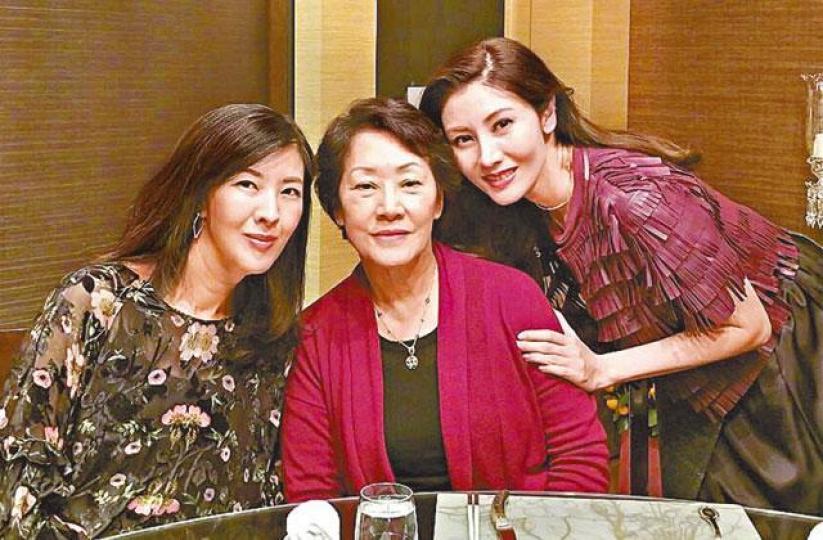 ■(右起)李嘉欣與李媽媽及胞姊李嘉明都是大美人。微博圖片 ■(右起)李嘉欣與李媽媽及胞姊李嘉明都是大美人。微博圖片