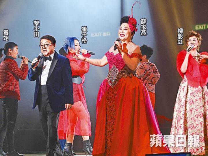■尾聲時小田率家燕姐、柳影虹、內地歌手崔子格等群星合唱《問我》。■黎小田自爆曾追求當年失婚的家燕姐,前晚在台上乘機向舊拍檔送吻。■日前患乙型流感的小恩子,出院後即為小田騷做嘉賓。■湯寶如在台上爆小田和家燕姐眉來眼去,全場大笑。■衛蘭(左)和衛詩擔任黎小田個唱嘉賓。 ■尾聲時小田率家燕姐、柳影虹、內地歌手崔子格等群星合唱《問我》。■黎小田自爆曾追求當年失婚的家燕姐,前晚在台上乘機向舊拍檔送吻。■日前患乙型流感的小恩子,出院後即為小田騷做嘉賓。■湯寶如在台上爆小田和家燕姐眉來眼去,全場大笑。■衛蘭(左)和衛詩擔任黎小田個唱嘉賓。