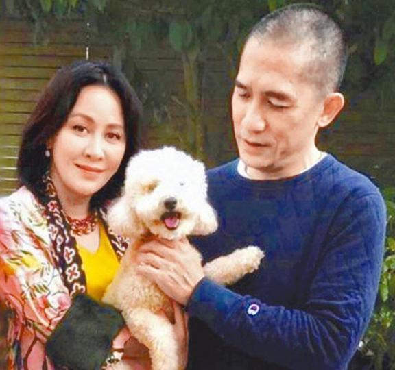 ■梁朝偉和劉嘉玲留港和愛犬度新歲。
■梁朝偉和劉嘉玲留港和愛犬度新歲。