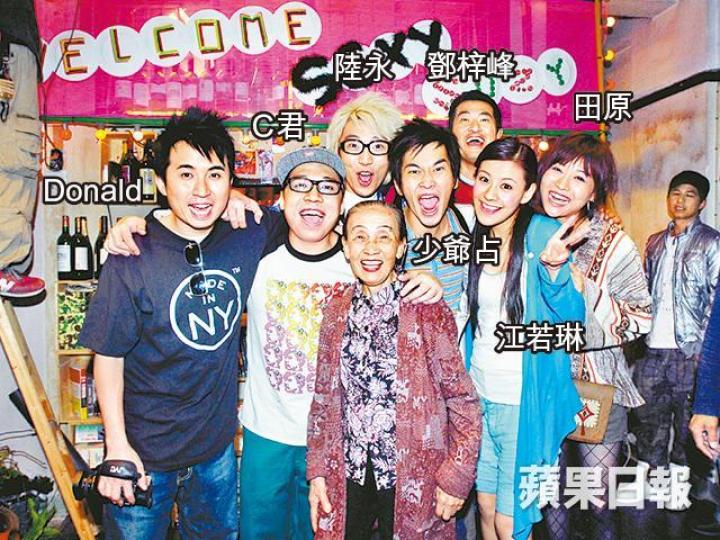 ■拍攝《六樓后座2家屬謝禮》時,侯婆婆與一班年輕演員打成一片。
■拍攝《六樓后座2家屬謝禮》時,侯婆婆與一班年輕演員打成一片。