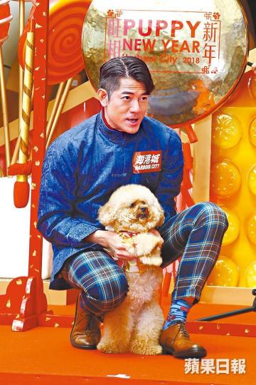 ■94年城城接受祝文君訪問,公開表示結婚會派利是,又講明「個個都有份」。電視圖片
■94年城城接受祝文君訪問,公開表示結婚會派利是,又講明「個個都有份」。電視圖片
