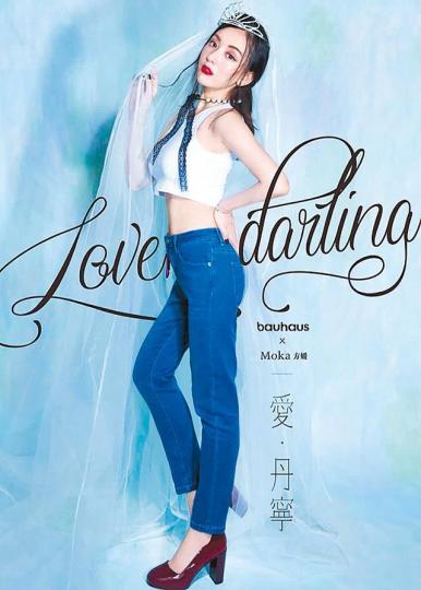 ■方媛前日抱着愛女拍照,不過只讓囡囡的手仔出鏡。微博圖片
■方媛前日抱着愛女拍照,不過只讓囡囡的手仔出鏡。微博圖片