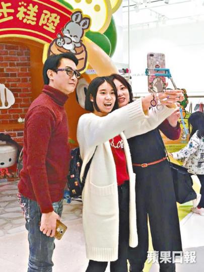 ■劉錫明日前被讀者野生捕獲,一家三口現身商場,由囡囡揸機玩selfie。 讀者提供圖片■劉錫明一家喺新年佈景搵靚角度影相,十分溫馨。讀者提供圖片 ■劉錫明日前被讀者野生捕獲,一家三口現身商場,由囡囡揸機玩selfie。 讀者提供圖片■劉錫明一家喺新年佈景搵靚角度影相,十分溫馨。讀者提供圖片