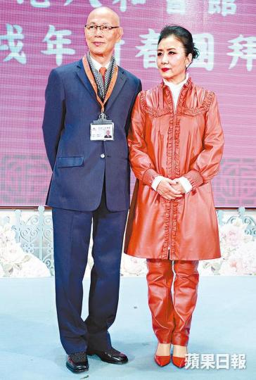 ■阿姐對是否願意下世再與家英哥一起,笑言要看表現。■家英哥昨日在新春團拜上派心心。 ■阿姐對是否願意下世再與家英哥一起,笑言要看表現。■家英哥昨日在新春團拜上派心心。