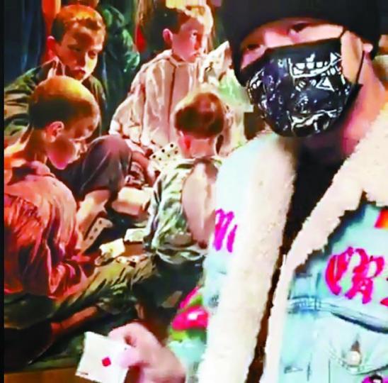 ■周杰倫行美術館時,突然隔空取了畫中小孩手上的啤牌。互聯網圖片 ■周杰倫行美術館時,突然隔空取了畫中小孩手上的啤牌。互聯網圖片