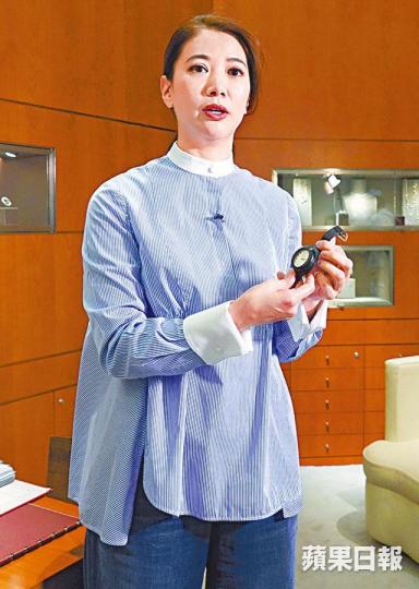 ■靚靚直言喜歡Hermès是因為該品牌的歷史。■靚靚對Hermès的產品如數家珍。■Chilam過時過節不時送Hermès給靚靚。微博圖片■靚靚同Chilam出街亦是拿着Hermès經典Birkin手袋。資料圖片 ■靚靚直言喜歡Hermès是因為該品牌的歷史。■靚靚對Hermès的產品如數家珍。■Chilam過時過節不時送Hermès給靚靚。微博圖片■靚靚同Chilam出街亦是拿着Hermès經典Birkin手袋。資料圖片