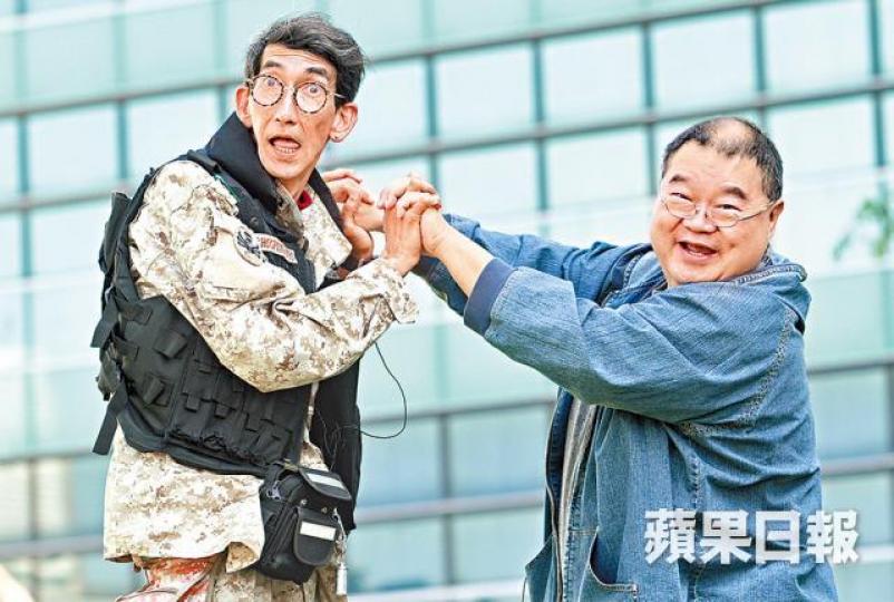 ■施介強(右)逝世,車保羅悲痛未能見最後一面。■施介強(中)最令人深刻的角色,是與車保羅(左)在《審死官》中飾演肥龍瘦虎。劇照 ■施介強(右)逝世,車保羅悲痛未能見最後一面。■施介強(中)最令人深刻的角色,是與車保羅(左)在《審死官》中飾演肥龍瘦虎。劇照