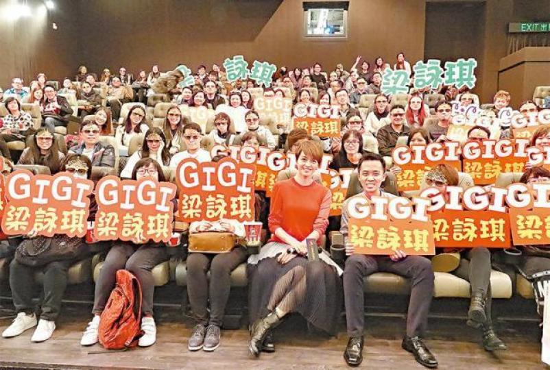 ■梁詠琪日前與粉絲入場欣賞《女兒國》,被粉絲追利是。
■梁詠琪日前與粉絲入場欣賞《女兒國》,被粉絲追利是。