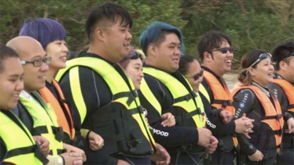 為了爭奪10萬蚊獎金,五對重磅情侶進行100日地獄式減肥。May誕下兒子後被同事取笑「唔好再逼仔仔飲脂肪奶」。Flora結婚時沒有穿上婚紗,亦得不到奶奶的支持與祝福。想知哪一對情侶最後可以勇奪10萬蚊,留意逢星期日晚上10時30分至11時在ViuTV99台播出的《胖伴》。 為了爭奪10萬蚊獎金,五對重磅情侶進行100日地獄式減肥。May誕下兒子後被同事取笑「唔好再逼仔仔飲脂肪奶」。Flora結婚時沒有穿上婚紗,亦得不到奶奶的支持與祝福。想知哪一對情侶最後可以勇奪10萬蚊,留意逢星期日晚上10時30分至11時在ViuTV99台播出的《胖伴》。