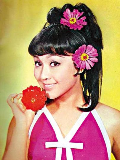 ■李菁於60、70年代紅遍港台,惜晚年不善理財陷入困境。互聯網圖片■李菁未滿17歲便封后,因而被譽為「娃娃影后」。■與李菁相識近50年的馬海倫將與邵音音為李菁辦後事。資料圖片■邵逸夫當年的邵氏王國曾成功力捧過無數紅星。■何琍琍當年也是邵氏當紅女星,傳與李菁爭寵。■(左起)何琍琍、凌波、李菁當年皆是邵氏當紅花旦。 ■李菁於60、70年代紅遍港台,惜晚年不善理財陷入困境。互聯網圖片■李菁未滿17歲便封后,因而被譽為「娃娃影后」。■與李菁相識近50年的馬海倫將與邵音音為李菁辦後事。資料圖片■邵逸夫當年的邵氏王國曾成功力捧過無數紅星。■何琍琍當年也是邵氏當紅女星,傳與李菁爭寵。■(左起)何琍琍、凌波、李菁當年皆是邵氏當紅花旦。