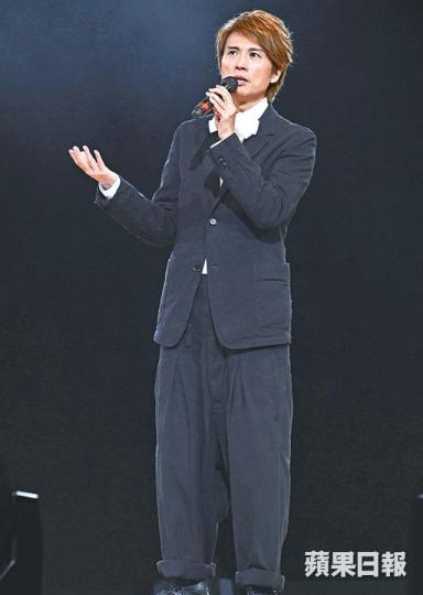 【2014年】■對上一次開棟篤笑的黃子華,表情及動作多年來不變。資料圖片【1990年】■黃子華首次在文化中心搞「娛樂圈血肉史」棟篤笑。資料圖片■黃子華和陳法拉前年合作演出舞台劇《前度》。資料圖片■《棟篤特工》票房理想,為黃子華一洗票房毒藥之名。劇照 【2014年】■對上一次開棟篤笑的黃子華,表情及動作多年來不變。資料圖片【1990年】■黃子華首次在文化中心搞「娛樂圈血肉史」棟篤笑。資料圖片■黃子華和陳法拉前年合作演出舞台劇《前度》。資料圖片■《棟篤特工》票房理想,為黃子華一洗票房毒藥之名。劇照