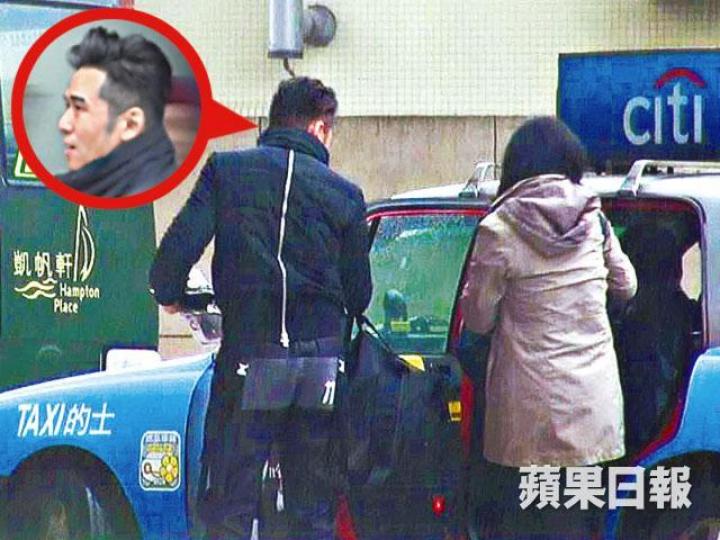 ■唐文龍等陌生女子收遮上車後,為對方關上車門才離開。
■唐文龍等陌生女子收遮上車後,為對方關上車門才離開。