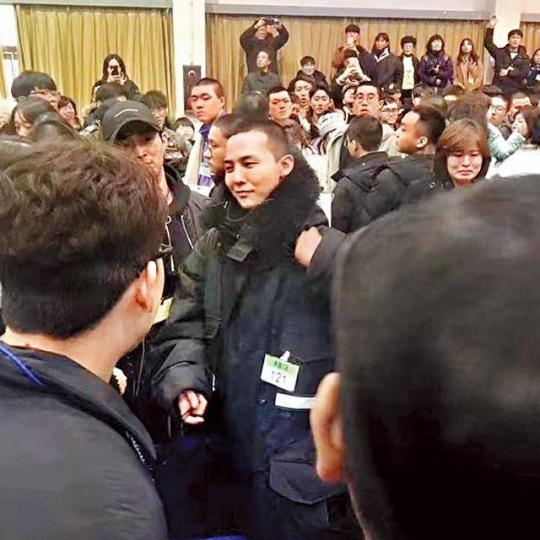 ■BIGBANG隊長GD昨日向白骨部隊報到,在訓練所內除帽令平頭裝曝光,吸引不少人拍照。互聯網圖片■大批粉絲捱冷在白骨部隊門外(箭嘴示)送別GD。■GD走入訓練所後,粉絲即衝往欄杆希望再見偶像一面。■白骨部隊屬前線部隊,內部擺放白骨像。■GD人氣高企,連身後的兵哥也拿出相機拍他。■GD出發前與父母及胞姊拍照留念。■勝利亦有更新Ig祝GD平安回來。 ■BIGBANG隊長GD昨日向白骨部隊報到,在訓練所內除帽令平頭裝曝光,吸引不少人拍照。互聯網圖片■大批粉絲捱冷在白骨部隊門外(箭嘴示)送別GD。■GD走入訓練所後,粉絲即衝往欄杆希望再見偶像一面。■白骨部隊屬前線部隊,內部擺放白骨像。■GD人氣高企,連身後的兵哥也拿出相機拍他。■GD出發前與父母及胞姊拍照留念。■勝利亦有更新Ig祝GD平安回來。