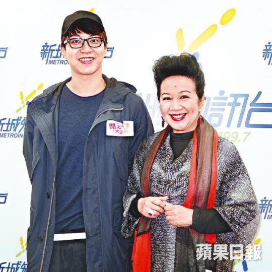 ■坤哥自爆已取石祐珊電話號碼,令家燕姐大吃一驚。
■坤哥自爆已取石祐珊電話號碼,令家燕姐大吃一驚。