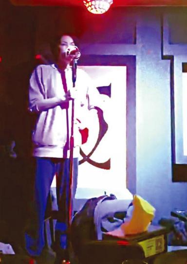 ■王菲用咪stand唱K,盡展樂壇天后風範。互聯網圖片王菲 資料圖片■霆鋒望着女友王菲唱歌,全程開心勁笑。互聯網圖片■Eason(左)不停撞霆鋒,示意他跟王菲合唱。互聯網圖片■徐濠縈日前公開和梁朝偉夫婦的合照,表示假期開始。資料圖片 ■王菲用咪stand唱K,盡展樂壇天后風範。互聯網圖片王菲 資料圖片■霆鋒望着女友王菲唱歌,全程開心勁笑。互聯網圖片■Eason(左)不停撞霆鋒,示意他跟王菲合唱。互聯網圖片■徐濠縈日前公開和梁朝偉夫婦的合照,表示假期開始。資料圖片