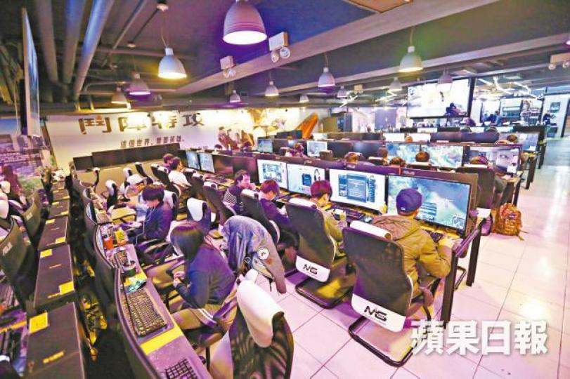 ■金雞廣場6樓的陽光網絡改建成電競館，可舉辦約200人的賽事。■玩家在手遊區可用大螢幕打機。■陽光網絡總裁楊嘉柱表示，轉型電競館後生意上升四成。