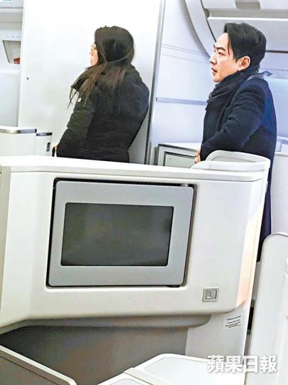 【落機戴超】■廖碧兒日前跟約30歲黑衣男去芬蘭旅行後,坐商務客位返港。讀者提供圖片【畀錢搭車】■落機後,廖碧兒和男伴坐機場電動車離開閘口。讀者提供圖片【有傾有講】■等取行李時,廖碧兒和男伴有傾有講。讀者提供圖片■廖碧兒早前在Ig分享住芬蘭玻璃屋的相片,未知是否由男伴操刀拍攝?■廖碧兒在雪地旅行,笑容燦爛。■四圍飛的廖碧兒,昨日公開了在日本淺草的短片。 【落機戴超】■廖碧兒日前跟約30歲黑衣男去芬蘭旅行後,坐商務客位返港。讀者提供圖片【畀錢搭車】■落機後,廖碧兒和男伴坐機場電動車離開閘口。讀者提供圖片【有傾有講】■等取行李時,廖碧兒和男伴有傾有講。讀者提供圖片■廖碧兒早前在Ig分享住芬蘭玻璃屋的相片,未知是否由男伴操刀拍攝?■廖碧兒在雪地旅行,笑容燦爛。■四圍飛的廖碧兒,昨日公開了在日本淺草的短片。