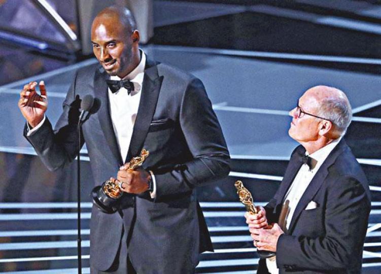 ■前NBA球星拜恩(左)作品《Dear Basketball》,獲得最佳動畫短片。路透社 ■前NBA球星拜恩(左)作品《Dear Basketball》,獲得最佳動畫短片。路透社