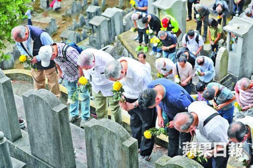 ■去年左派團體高調公祭，形容參與暴動時死去的工友是民族英雄。資料圖片■阿強（化名）是炸彈隊成員，反英抗暴時聽命於工聯會。■滿地「菠蘿」，曾無日無之散落各區。■灣仔電車月台的炸彈威力令在三樓窗邊工作的東區副消防區長簡文慘死。■當年報章報道，屈地街多名市民輪候電車期間被投擲炸彈。