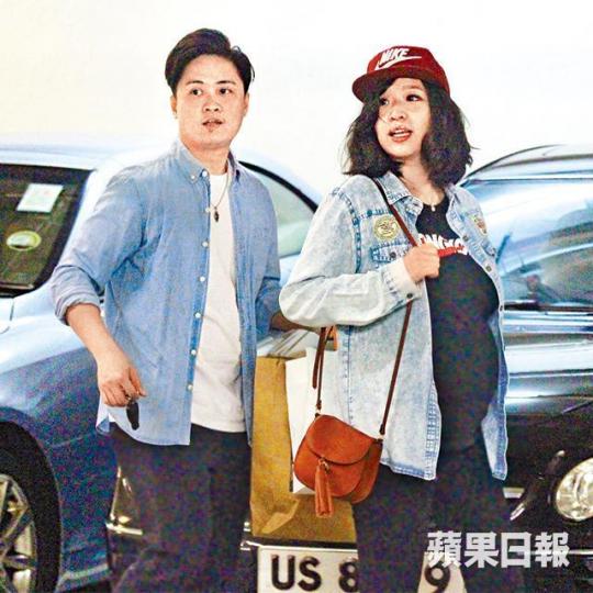 【肚大上圍勁】■5月生女的劉欣宜日前挺巨肚孖老公恩愛出巡,E cup上圍谷奶勁升一cup。【研究High Chair】■劉欣宜和老公對一張BB high chair十分有興趣,可惜沒現貨。【細睇BB床】■兩夫婦專掃減價貨,快為人母的劉欣宜十分慳家。【枕頭試手感】■劉欣宜決定採自然分娩,並會餵人奶。【即現心心眼】■劉欣宜在商場內逗玩小孩,母愛氾濫。■劉欣宜當年憑34E驕人身材成功上位,推出性感寫真俘虜宅男。資料圖片 【肚大上圍勁】■5月生女的劉欣宜日前挺巨肚孖老公恩愛出巡,E cup上圍谷奶勁升一cup。【研究High Chair】■劉欣宜和老公對一張BB high chair十分有興趣,可惜沒現貨。【細睇BB床】■兩夫婦專掃減價貨,快為人母的劉欣宜十分慳家。【枕頭試手感】■劉欣宜決定採自然分娩,並會餵人奶。【即現心心眼】■劉欣宜在商場內逗玩小孩,母愛氾濫。■劉欣宜當年憑34E驕人身材成功上位,推出性感寫真俘虜宅男。資料圖片