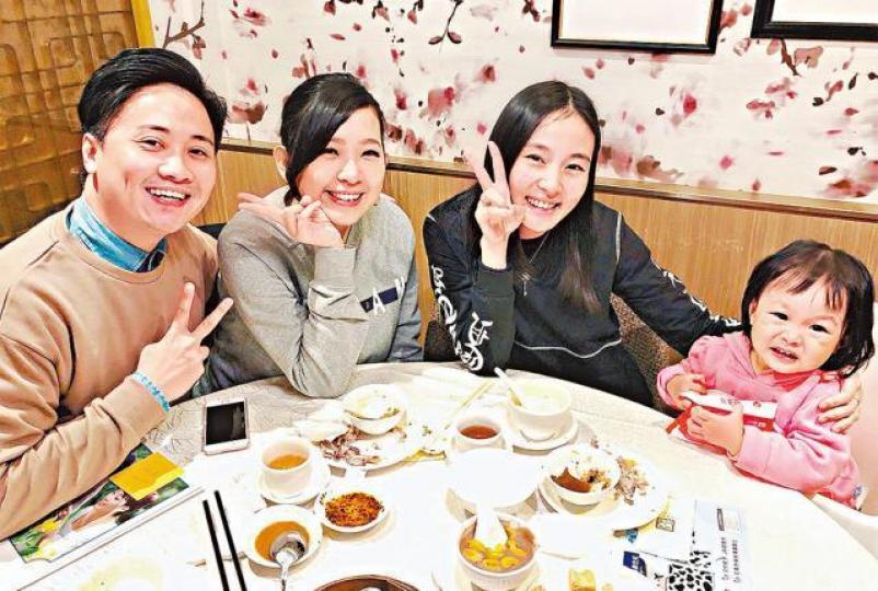 ■李蘊(右二)昨日與女兒跟劉欣宜夫婦飲茶,乘機教飲紅豆水去水腫。 ■李蘊(右二)昨日與女兒跟劉欣宜夫婦飲茶,乘機教飲紅豆水去水腫。