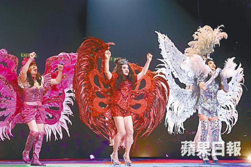 ■王祖藍與一班小朋友耍纓槍,唱汪明荃的歌。
■王祖藍與一班小朋友耍纓槍,唱汪明荃的歌。