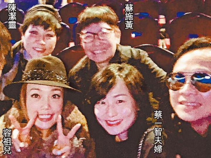 ■容祖兒前晚拉隊睇演唱會，但沒有預男友劉浩龍。互聯網圖片■劉浩龍日前去探鄭希怡，還跟其女梁浸浸拍片貼社交網。■劉浩龍前晚獨自在家睇足球賽。互聯網圖片■「龍兒戀」當年公告天下後不久，兩人有影皆雙甜蜜蜜。資料圖片