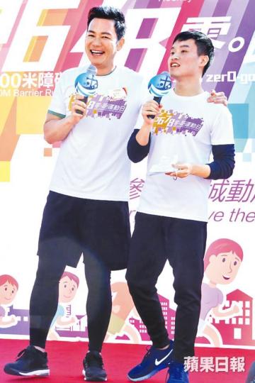 ■張兆輝（左）昨出席活動時稱會做gym和急步行喼弗。
