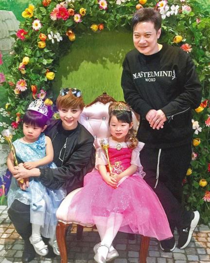 ■湯盈盈夫婦將生日的大女凱晴（右二）扮成睡公主影全家福。互聯網圖片

