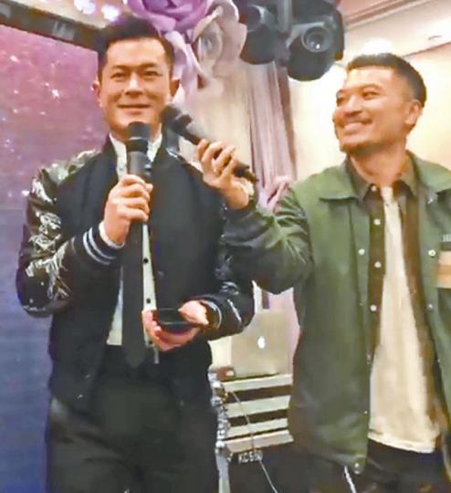 【舉高手】■王梓軒指自己舉手只係yo，並非要求古仔擊掌。互聯網圖片

