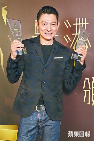 ■華仔連中兩元,憑《拆彈專家》奪得「最港男演員」,該片同時獲「我最喜愛港片」大獎。■(左起)杜琪峯、黃進、鄧麗欣、華仔和君如昨齊撐第一屆「最港電影大獎」頒獎典禮。■杜琪峯(左)頒獎給華仔時,先送上擁抱。 ■華仔連中兩元,憑《拆彈專家》奪得「最港男演員」,該片同時獲「我最喜愛港片」大獎。■(左起)杜琪峯、黃進、鄧麗欣、華仔和君如昨齊撐第一屆「最港電影大獎」頒獎典禮。■杜琪峯(左)頒獎給華仔時,先送上擁抱。