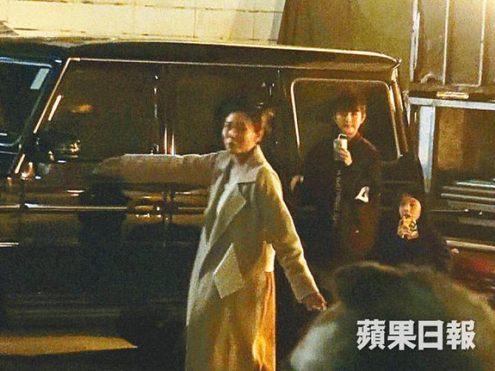 ■鄧紫棋同何超蓮等上車之前玩到癲,鄧紫棋男友(左)都在場。
■鄧紫棋同何超蓮等上車之前玩到癲,鄧紫棋男友(左)都在場。
