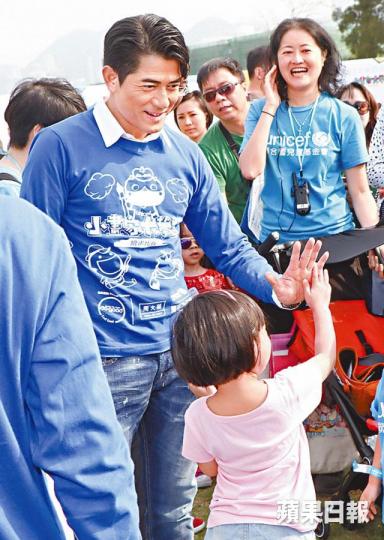 ■主動跟小朋友聊天及擊掌的城城,希望將來帶囡囡出席慈善活動培養愛心。■城城(左)特地走到家庭組看小朋友畫畫,展現父愛一面。■城城對囡囡被偷拍一事,坦承心中感到好憤怒。■林珊珊女兒西瓜昨日精神奕奕為慈善活動擔任司儀。 ■主動跟小朋友聊天及擊掌的城城,希望將來帶囡囡出席慈善活動培養愛心。■城城(左)特地走到家庭組看小朋友畫畫,展現父愛一面。■城城對囡囡被偷拍一事,坦承心中感到好憤怒。■林珊珊女兒西瓜昨日精神奕奕為慈善活動擔任司儀。