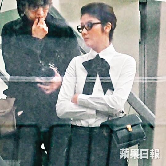 【提出意見】■Kelly指手劃腳,向導演提出意見。
【提出意見】■Kelly指手劃腳,向導演提出意見。