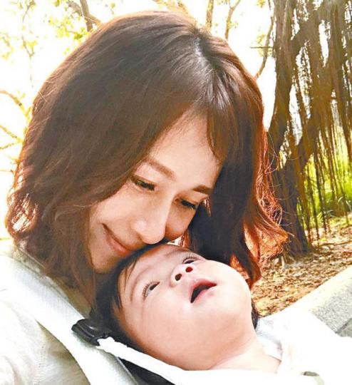 ■鄺文珣日前抱着囡囡到公園郊遊。互聯網圖片
■鄺文珣日前抱着囡囡到公園郊遊。互聯網圖片