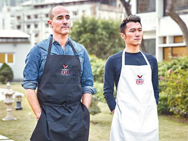 ■霆鋒會鑽研新菜式挑戰David Rocco(左)。 ■霆鋒會鑽研新菜式挑戰David Rocco(左)。