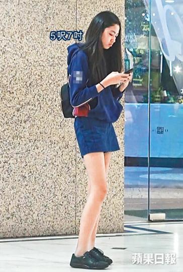 【先去攞位】■任晴佳先去餐廳攞位,然後坐低等朋友會合。
【先去攞位】■任晴佳先去餐廳攞位,然後坐低等朋友會合。