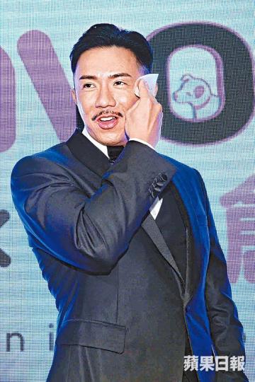 ■被無綫封殺的張繼聰拍攝網劇《向西聞記》,挑機老套膠劇。資料圖片■張繼聰12年首度拍攝無綫劇《老表,你好嘢!》成功彈出。劇照■張繼聰去年主演劇集《誇世代》,播出時因突然被封殺,而不能與其他演員宣傳。劇照■張繼聰在《向西聞記》演「動物傳心師」,比過往在無綫演的角色更為突出。劇照■在月初的春茗上,同場舉行《向西聞記》的啟播儀式,一班演員都有出席。資料圖片■蕭定一的公司過往亦曾改編向西村上春樹的作品《東莞的森林》成電影《一路向西》。劇照 ■被無綫封殺的張繼聰拍攝網劇《向西聞記》,挑機老套膠劇。資料圖片■張繼聰12年首度拍攝無綫劇《老表,你好嘢!》成功彈出。劇照■張繼聰去年主演劇集《誇世代》,播出時因突然被封殺,而不能與其他演員宣傳。劇照■張繼聰在《向西聞記》演「動物傳心師」,比過往在無綫演的角色更為突出。劇照■在月初的春茗上,同場舉行《向西聞記》的啟播儀式,一班演員都有出席。資料圖片■蕭定一的公司過往亦曾改編向西村上春樹的作品《東莞的森林》成電影《一路向西》。劇照