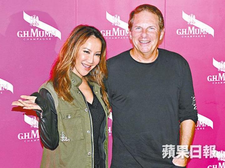 ■李玟與老公Bruce前晚雙雙現身,大晒恩愛。
■李玟與老公Bruce前晚雙雙現身,大晒恩愛。