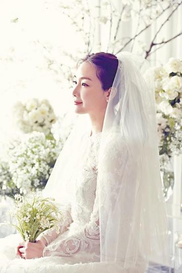 ■現年42歲的崔智友昨日與拍拖近一年的圈外男友低調結婚,僅邀請家人觀禮。互聯網圖片■穿上婚紗和戴上婚戒的友姐,一臉幸福地望着圈外人老公。互聯網圖片■友姐昨日寫親筆信認結婚:「現在我將與心愛的他組織溫暖的家庭,會互相尊重、愛護對方、幸福地生活。」互聯網圖片■本月8日友姐參加傳聖火活動時心情大好。■友姐(左二)在《天國的階梯》中演靜書,和「誠俊哥」權相佑有一段淒美愛情故事。劇照 ■現年42歲的崔智友昨日與拍拖近一年的圈外男友低調結婚,僅邀請家人觀禮。互聯網圖片■穿上婚紗和戴上婚戒的友姐,一臉幸福地望着圈外人老公。互聯網圖片■友姐昨日寫親筆信認結婚:「現在我將與心愛的他組織溫暖的家庭,會互相尊重、愛護對方、幸福地生活。」互聯網圖片■本月8日友姐參加傳聖火活動時心情大好。■友姐(左二)在《天國的階梯》中演靜書,和「誠俊哥」權相佑有一段淒美愛情故事。劇照