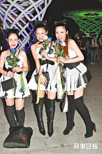 ■有女歌迷cosplay安室過往的造型睇演唱會。■香港歌迷特別送上花牌賀安室開騷。 ■有女歌迷cosplay安室過往的造型睇演唱會。■香港歌迷特別送上花牌賀安室開騷。