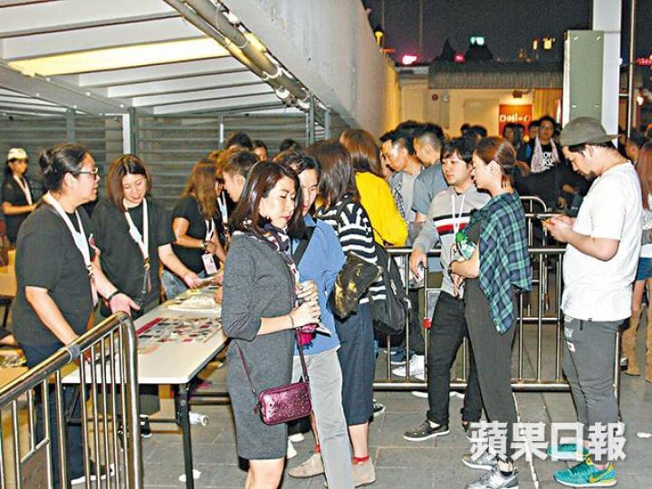 ■不少歌迷提早到場排隊買紀念品。■除了刺繡徽章貼外,其他商品與早前深圳場一樣。■紅館場外,有人在隧道賣疑似老翻。 ■不少歌迷提早到場排隊買紀念品。■除了刺繡徽章貼外,其他商品與早前深圳場一樣。■紅館場外,有人在隧道賣疑似老翻。