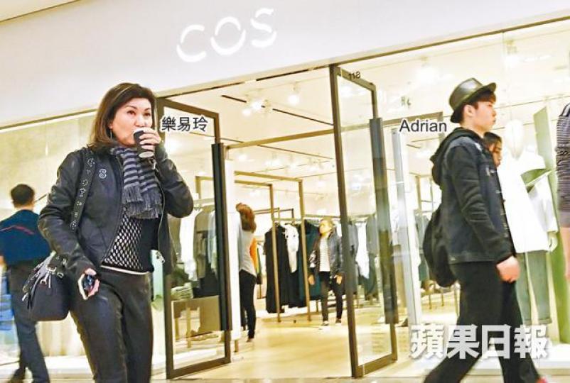 【咖啡跟身】■樂易玲日前與兒子結伴到金鐘看畫展,母子前後腳,她邊行邊嘆咖啡。【齊齊排隊】■樂易玲很守秩序,與兒子一同排隊進入會場。【融入家中】■樂易玲的兒子帶女友同行,看來女友已融入家中。 【咖啡跟身】■樂易玲日前與兒子結伴到金鐘看畫展,母子前後腳,她邊行邊嘆咖啡。【齊齊排隊】■樂易玲很守秩序,與兒子一同排隊進入會場。【融入家中】■樂易玲的兒子帶女友同行,看來女友已融入家中。