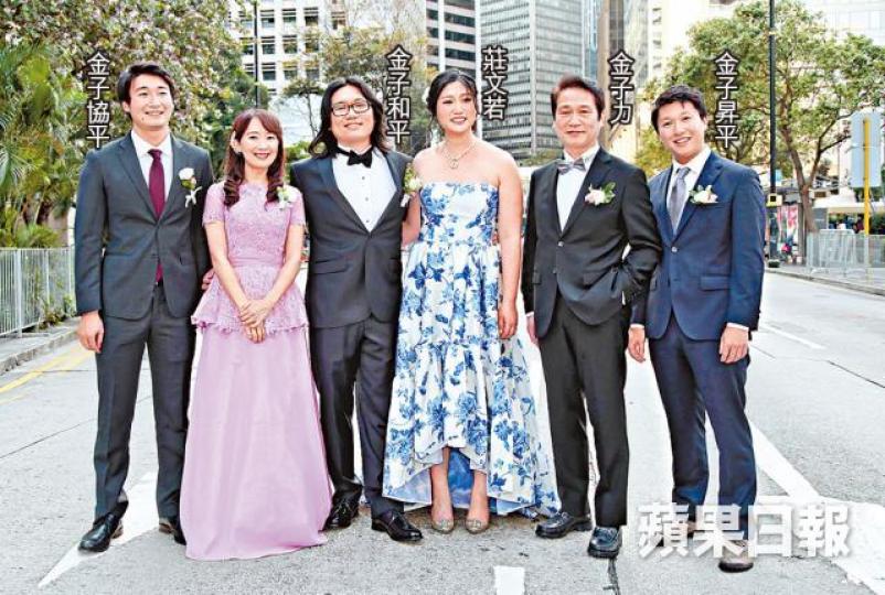 ■陳美齡(左二)榮升奶奶,笑言孫兒越多越好。
■陳美齡(左二)榮升奶奶,笑言孫兒越多越好。