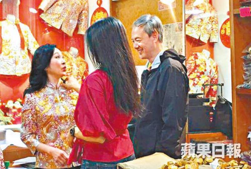 ■陳榮峻與吳香倫昨被野生捕獲試中式禮服。讀者提供圖片 ■陳榮峻與吳香倫昨被野生捕獲試中式禮服。讀者提供圖片