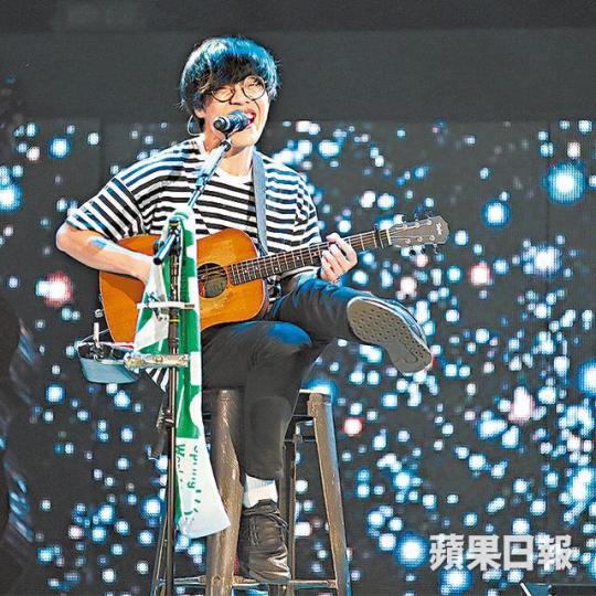 ■吳業坤做孝順仔,帶媽媽睇騷。
■吳業坤做孝順仔,帶媽媽睇騷。