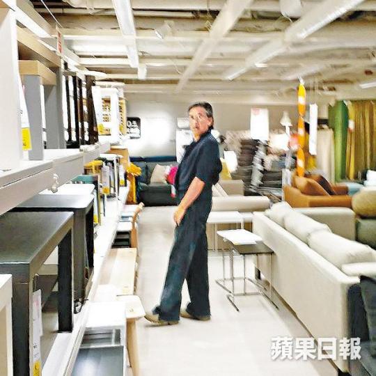 ■阿Lam日前到傢俬店買膠盆時,順道睇枱凳。讀者提供圖片
■阿Lam日前到傢俬店買膠盆時,順道睇枱凳。讀者提供圖片
