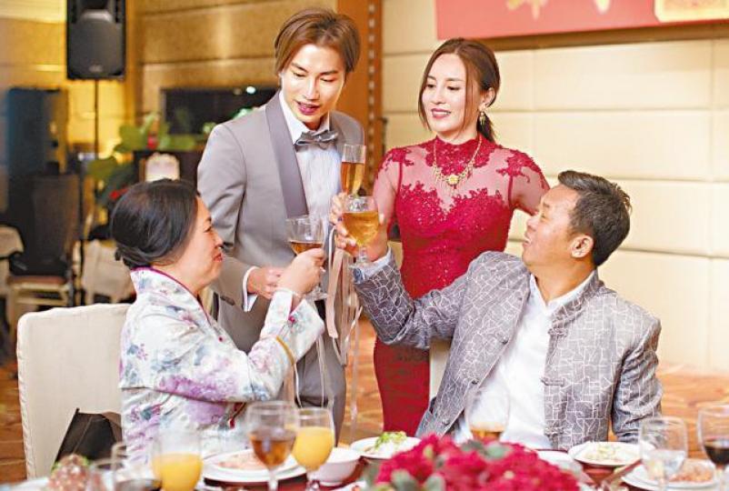 ■雨僑前晚擺酒後回家煮麵,豈料開錯老公羅力威罐鎮山之寶。
■雨僑前晚擺酒後回家煮麵,豈料開錯老公羅力威罐鎮山之寶。