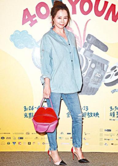 ■徐若瑄前晚在台灣現身《阿》片首映時,身形依然纖瘦。台灣《蘋果日報》■徐若瑄平日主力照顧兩歲兒子「李V寶」Dalton。資料圖片 ■徐若瑄前晚在台灣現身《阿》片首映時,身形依然纖瘦。台灣《蘋果日報》■徐若瑄平日主力照顧兩歲兒子「李V寶」Dalton。資料圖片