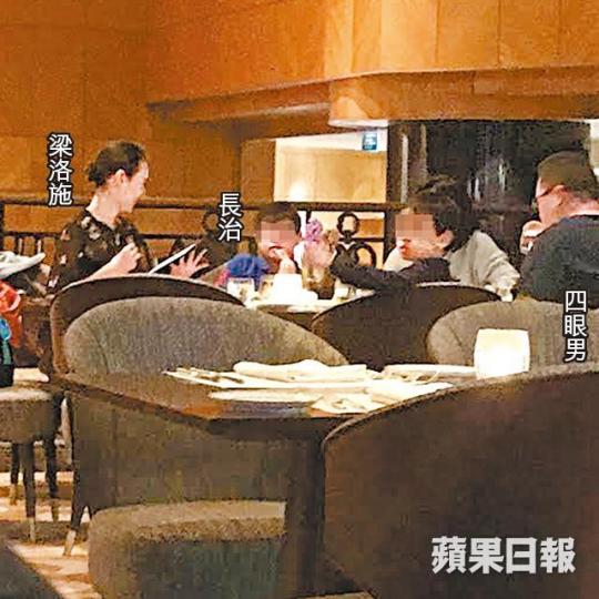 【齊食好西】■梁洛施前晚帶着兒子到灣仔嘆自助餐,同行還有四眼熟男對她殷勤照顧。讀者提供圖片■三子之母梁洛施,回復單身後不乏裙下之臣。資料圖片■梁洛施在09年為李澤楷誕下大仔長治。資料圖片【相談甚歡】■梁洛施前晚與友人一行七人食自助餐。攝影:畢紹基【分享餵食】■梁洛施前晚享家庭樂,她吃到好味甜品,即跟友人分享。【護子上車】■梁洛施離開時,用身體護着囝囝上車。 【齊食好西】■梁洛施前晚帶着兒子到灣仔嘆自助餐,同行還有四眼熟男對她殷勤照顧。讀者提供圖片■三子之母梁洛施,回復單身後不乏裙下之臣。資料圖片■梁洛施在09年為李澤楷誕下大仔長治。資料圖片【相談甚歡】■梁洛施前晚與友人一行七人食自助餐。攝影:畢紹基【分享餵食】■梁洛施前晚享家庭樂,她吃到好味甜品,即跟友人分享。【護子上車】■梁洛施離開時,用身體護着囝囝上車。